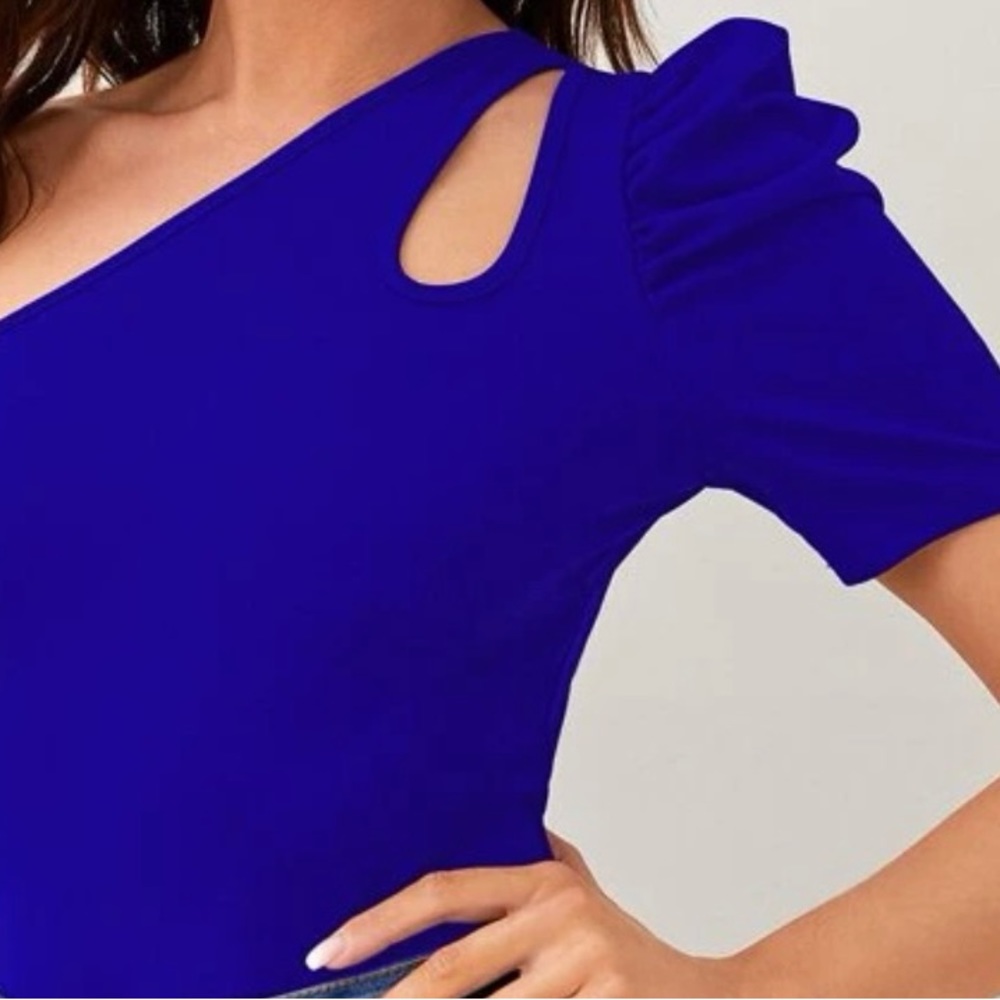 One shoulder cut out puff sleeve tee
